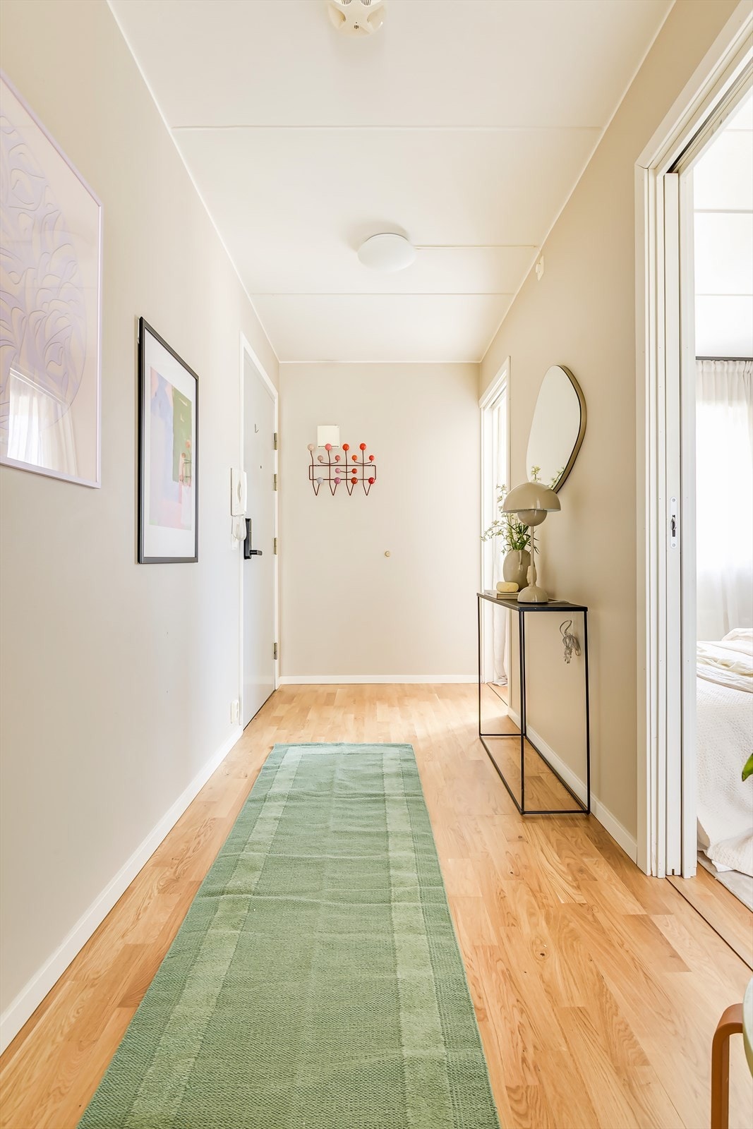 En lys og flott gang fører deg mellom rommene. Galleribilde