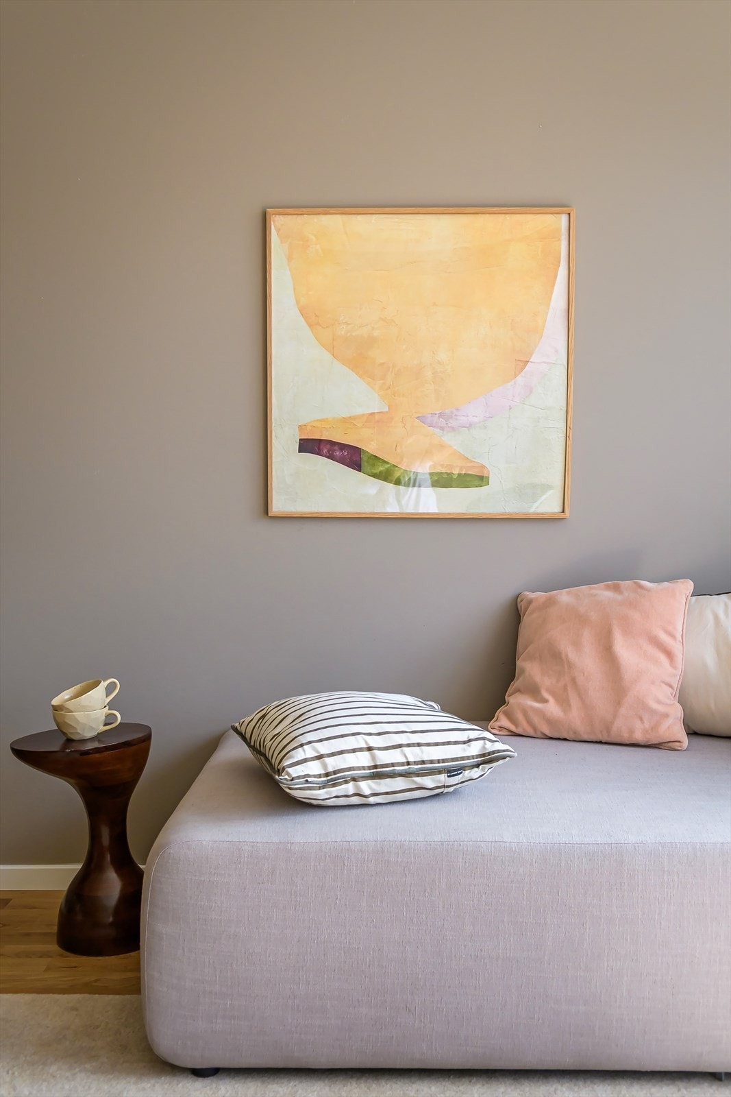 Gulvene i leiligheten er lagt med 3-stavs eikeparkett som kan slipes, vegger består av glatte, moderne vegger i en rolig fargepalett hvor de fleste kan føle seg hjemme. Galleribilde