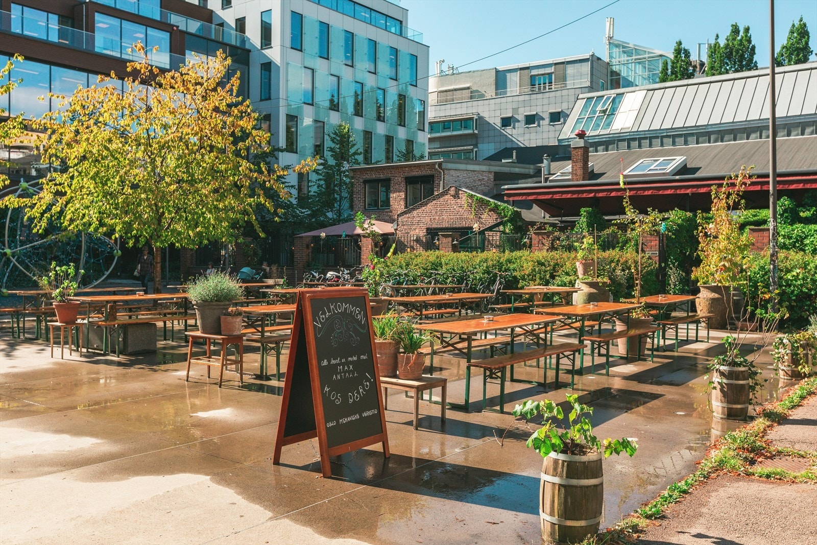 Her finner du for eksempel populære Oslo mekaniske verksted, hvor du kan kose deg med en kald øl i sola om sommeren, eller med et glass rødvin foran peisen i storstua på vinteren. Galleribilde