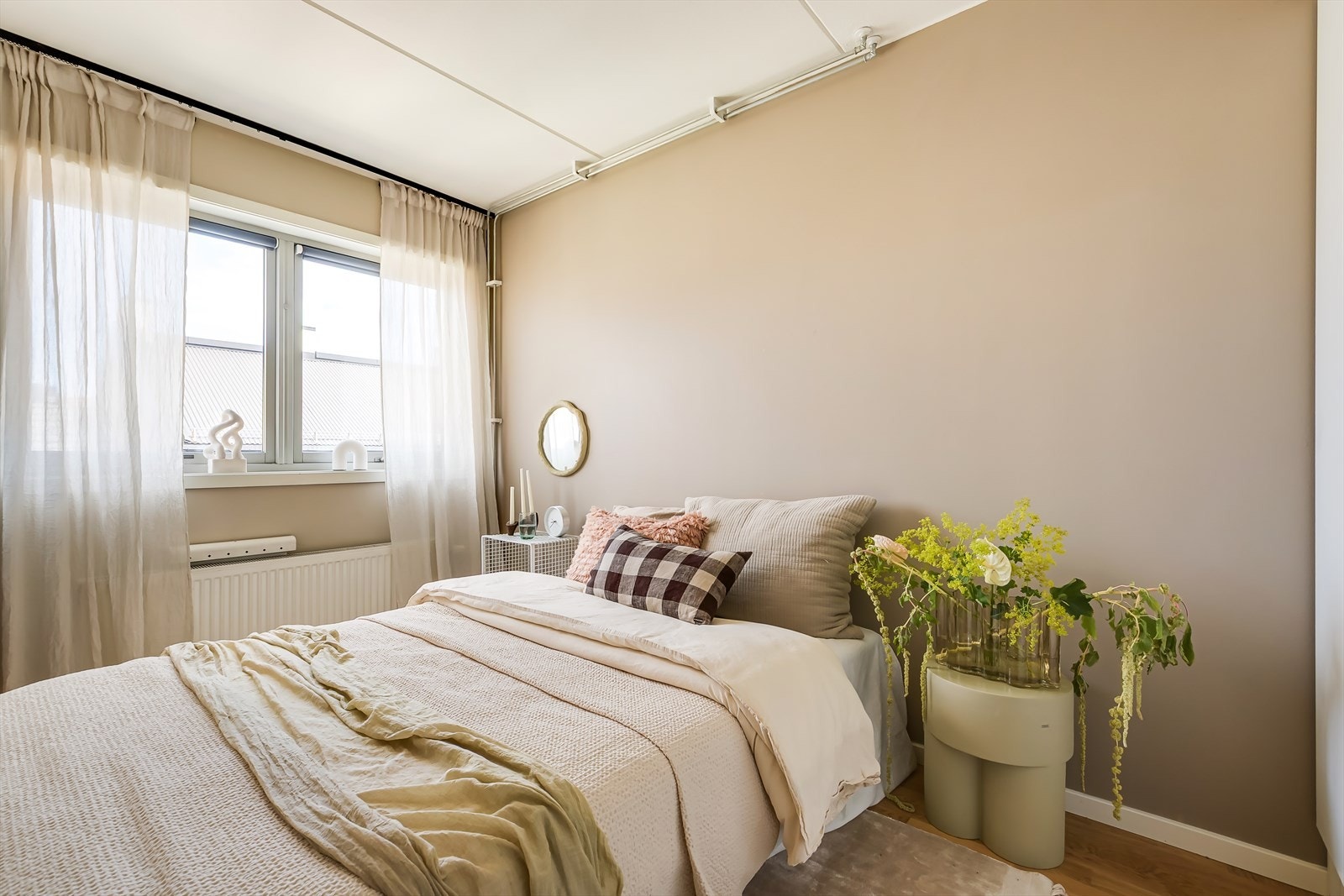 Stort vindu gir rikelig med naturlig lys til rommet. Galleribilde