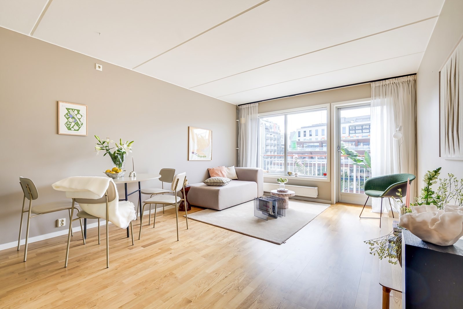 Innvendig møtes du av en luftig atmosfære og moderne preg. Her har du en åpen stue-/ kjøkken løsning med store vindusflater som gir rikelig med naturlig lysinnslipp. Galleribilde