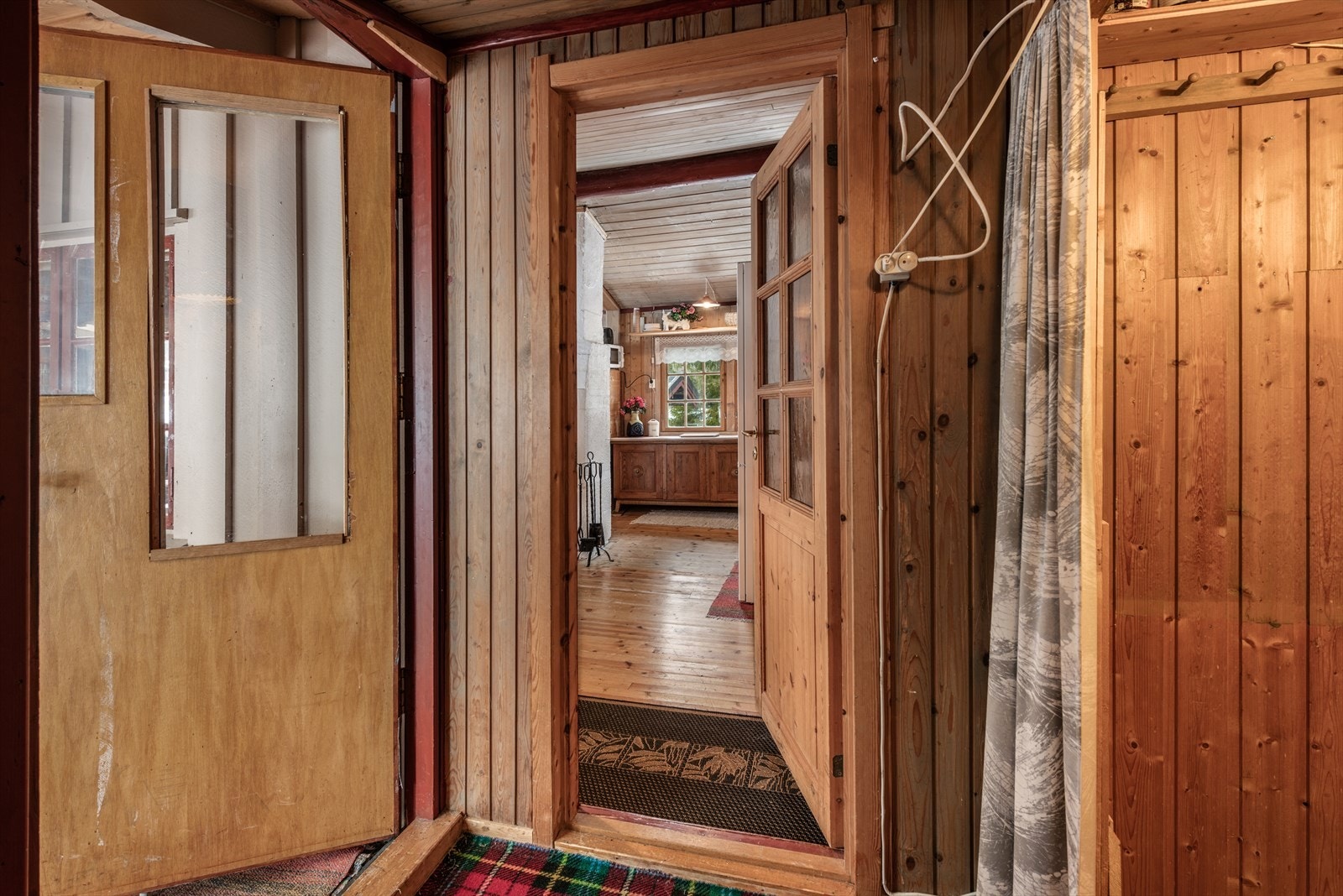 Velkommen inn! Gang med plass for yttertøy og sko. Galleribilde