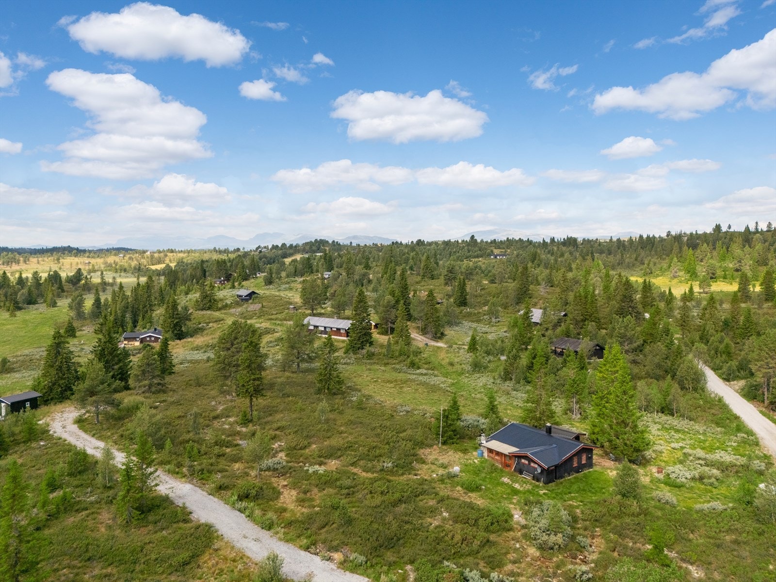 Området rundt hytta er et fint fjellområde med turstier, sykkelstier og fine langrennsløyper. Galleribilde