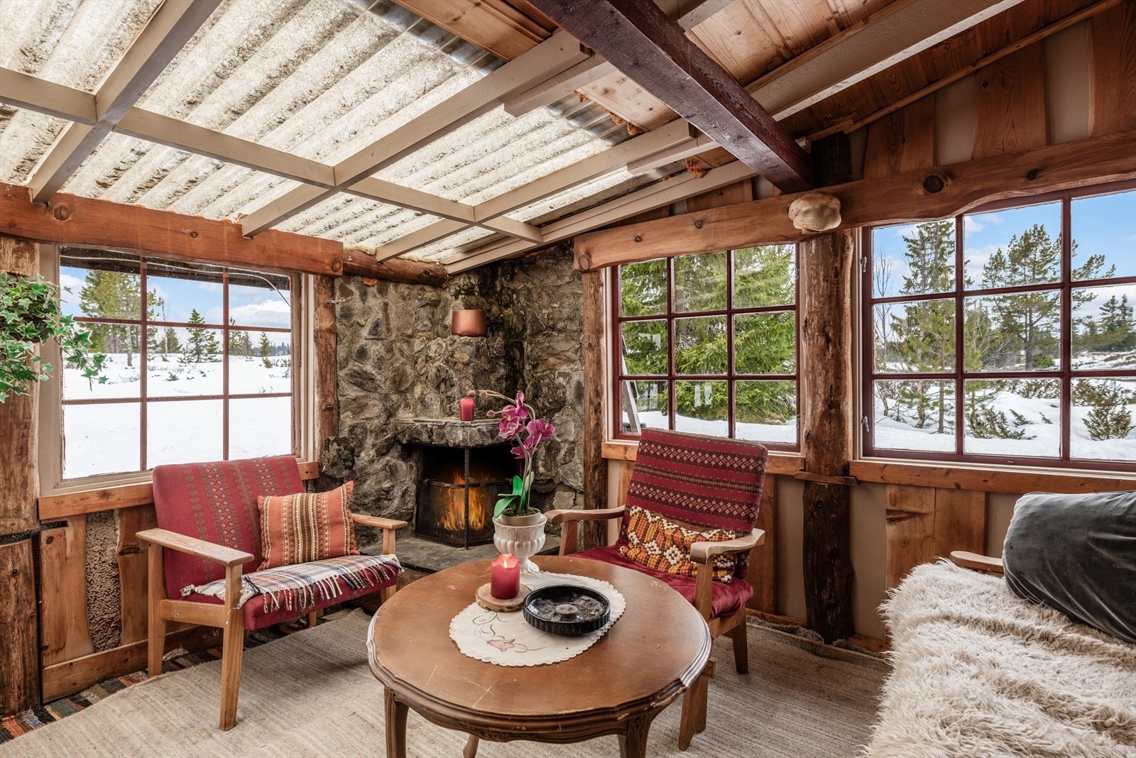 Her sitter man i ly for vær og vind, og peisen av naturstein hjelper til å holde varmen oppe. Galleribilde