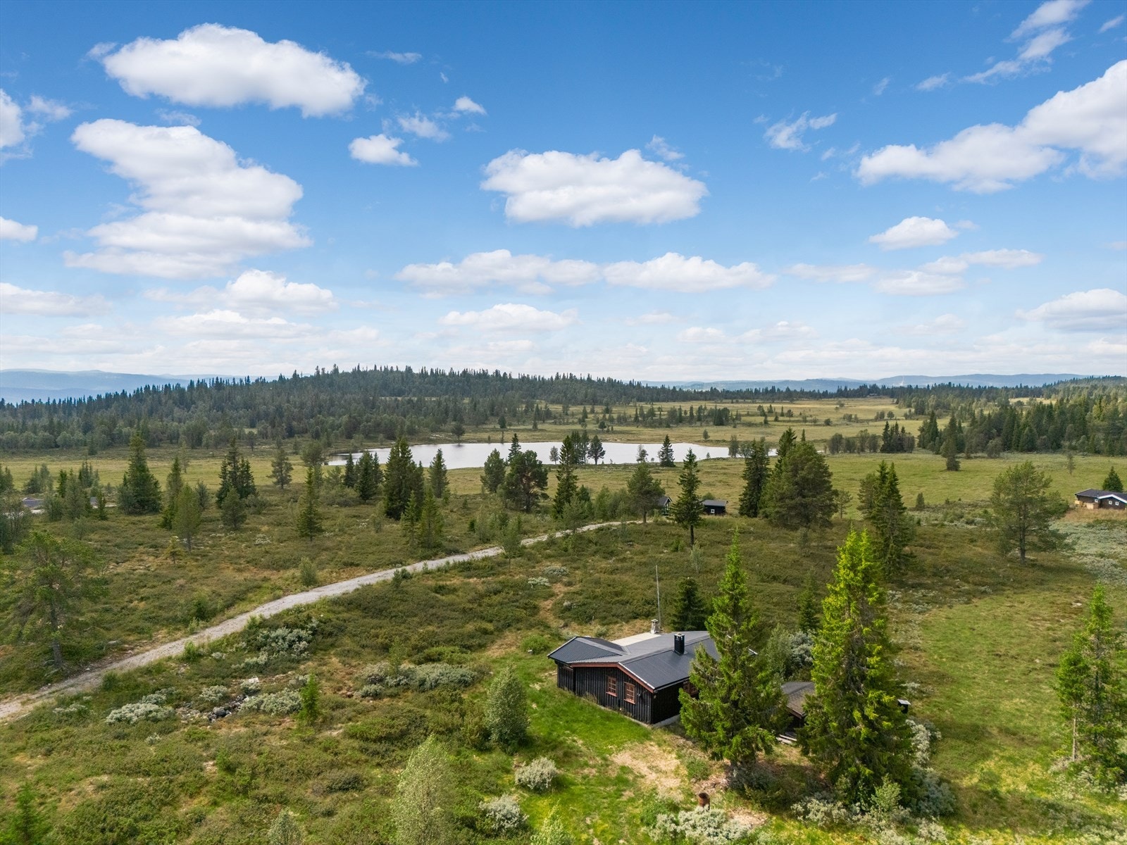 Hytta ligger i ett stille og fredelig område med gode solforhold. Galleribilde