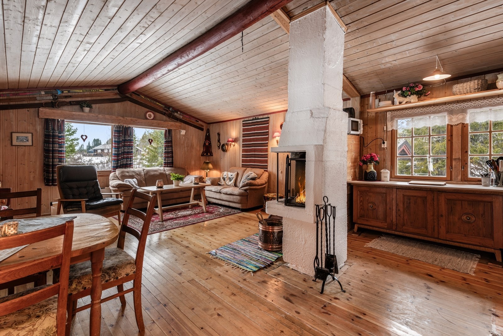 Kjøkken og stue er bare adskilt av den åpne peisen. Galleribilde