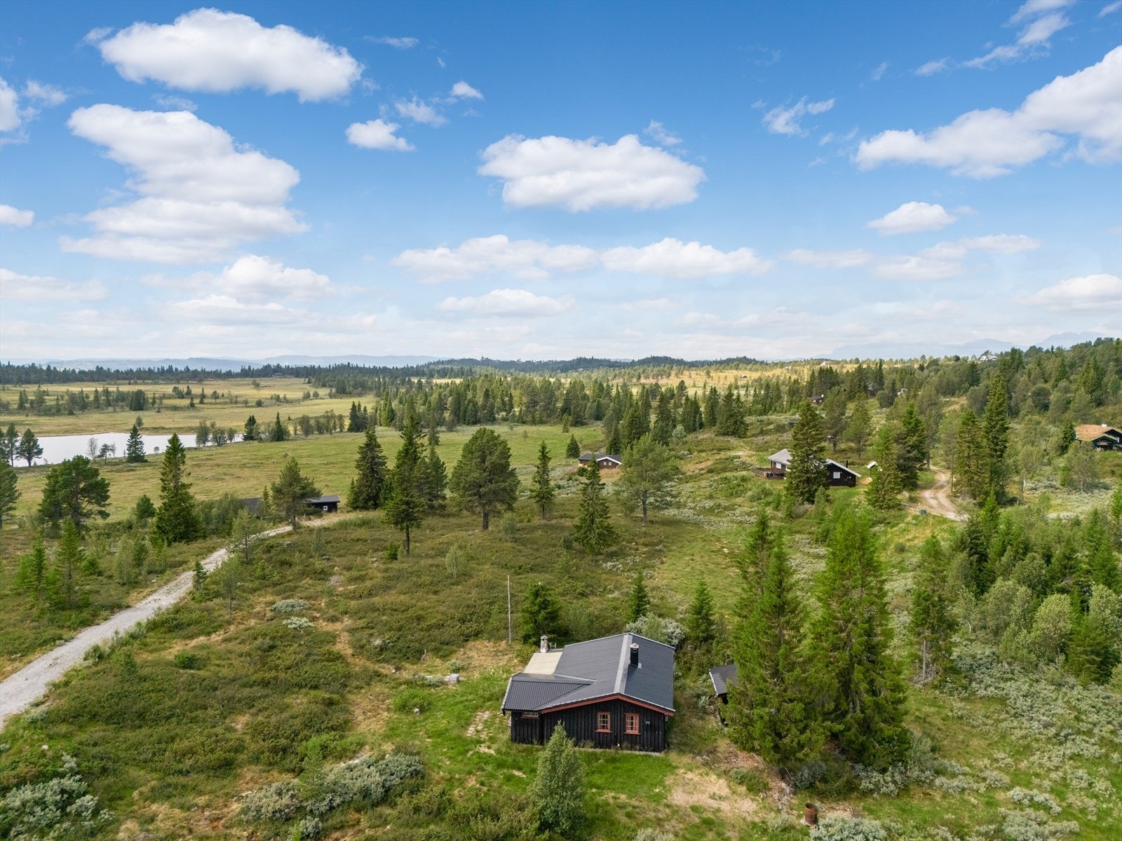 Tomten er punktfestet, det vil si at tomten leies av grunneier i området. Galleribilde