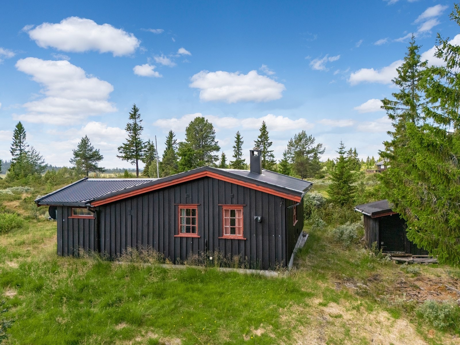Hytte oppført i bindingsverk over en etasje. Galleribilde
