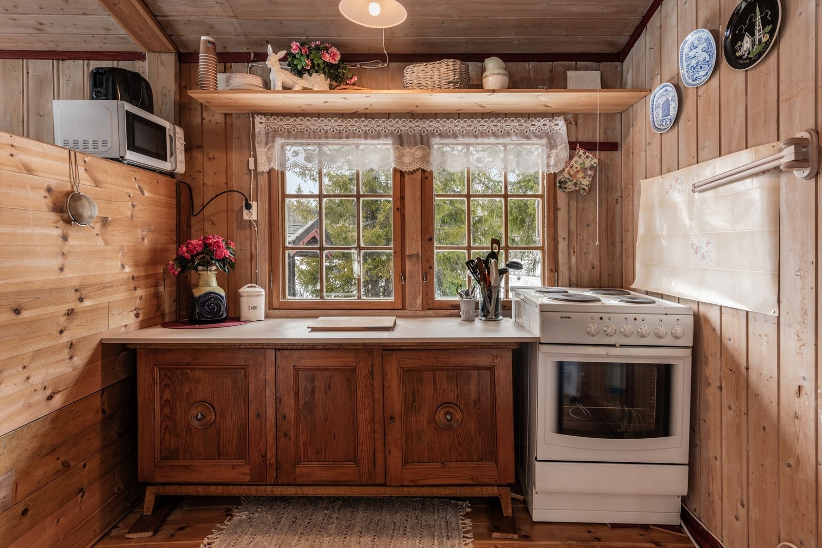 Enkel kjøkkeninnredning av en gammel skjenk. Galleribilde