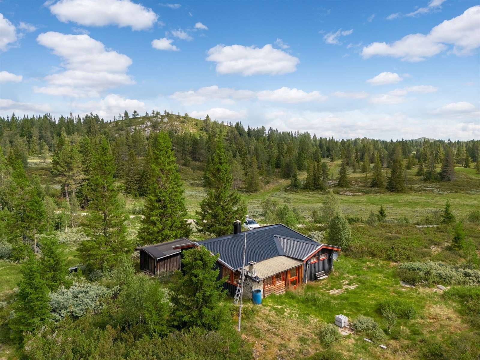 Taktekking er profilerte stålplater. Over innbygget terrasse er det lysplater av glassfiber. Galleribilde