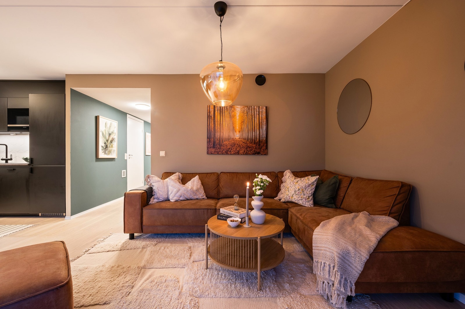 Det medfølger bruksrett til parkeringsplass i Lørenparken Parkering AS. Leiligheten disponerer parkeringsplass nr. 85. Ladeboks fra Wattif medfølger. Galleribilde