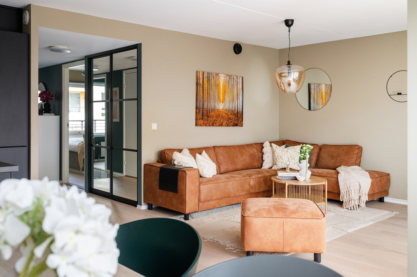 Leiligheten ble i 2020 oppgradert med nytt parkettgulv, nye fliser i entré og nytt kjøkken. Galleribilde