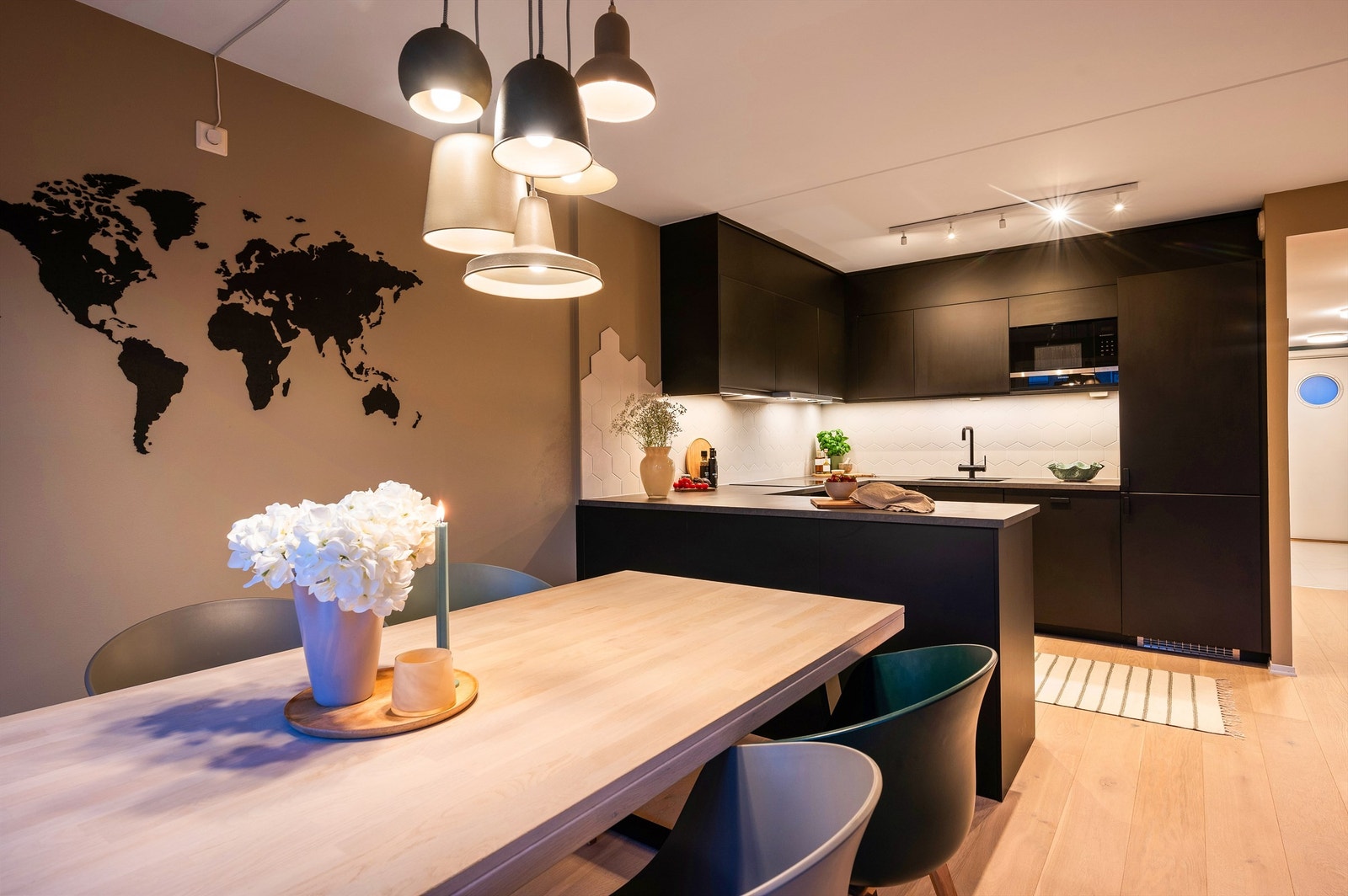 Medfølgende integrerte hvitevarer består av kjøleskap med fryserdel, stekeovn, mikro, oppvaskmaskin og induksjonstopp. Galleribilde