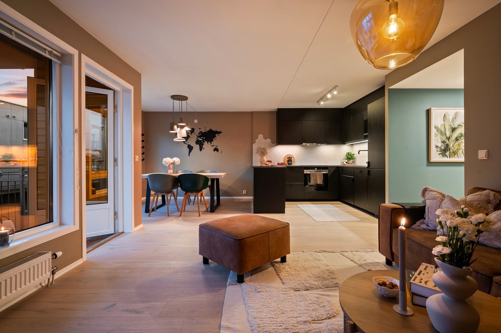 Lekker og moderne 3-roms leilighet med svært attraktiv og rolig beliggenhet i idylliske Lørenparken sameie. Galleribilde