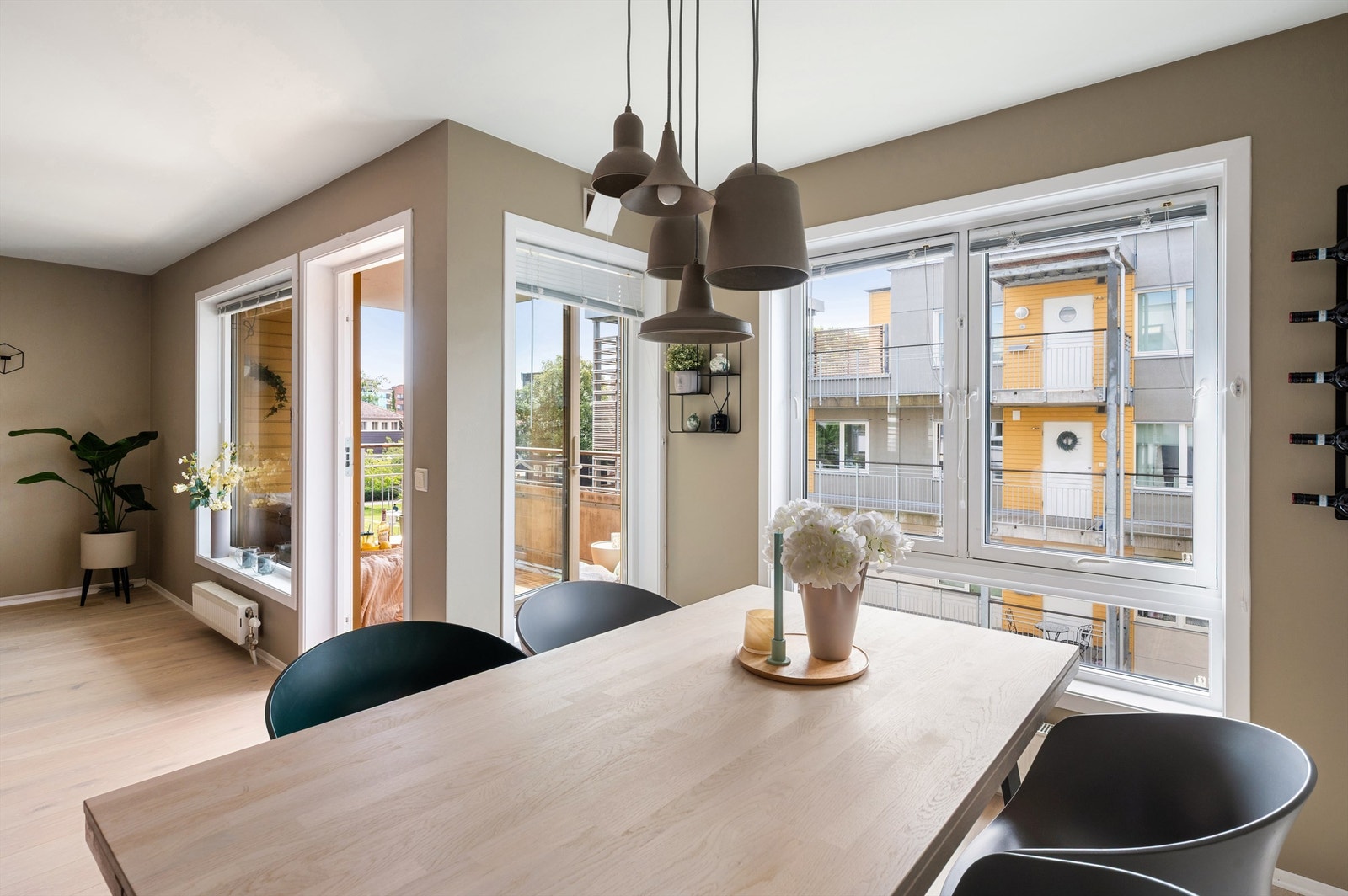 Fra stuen er det videre adkomst til balkong. Galleribilde