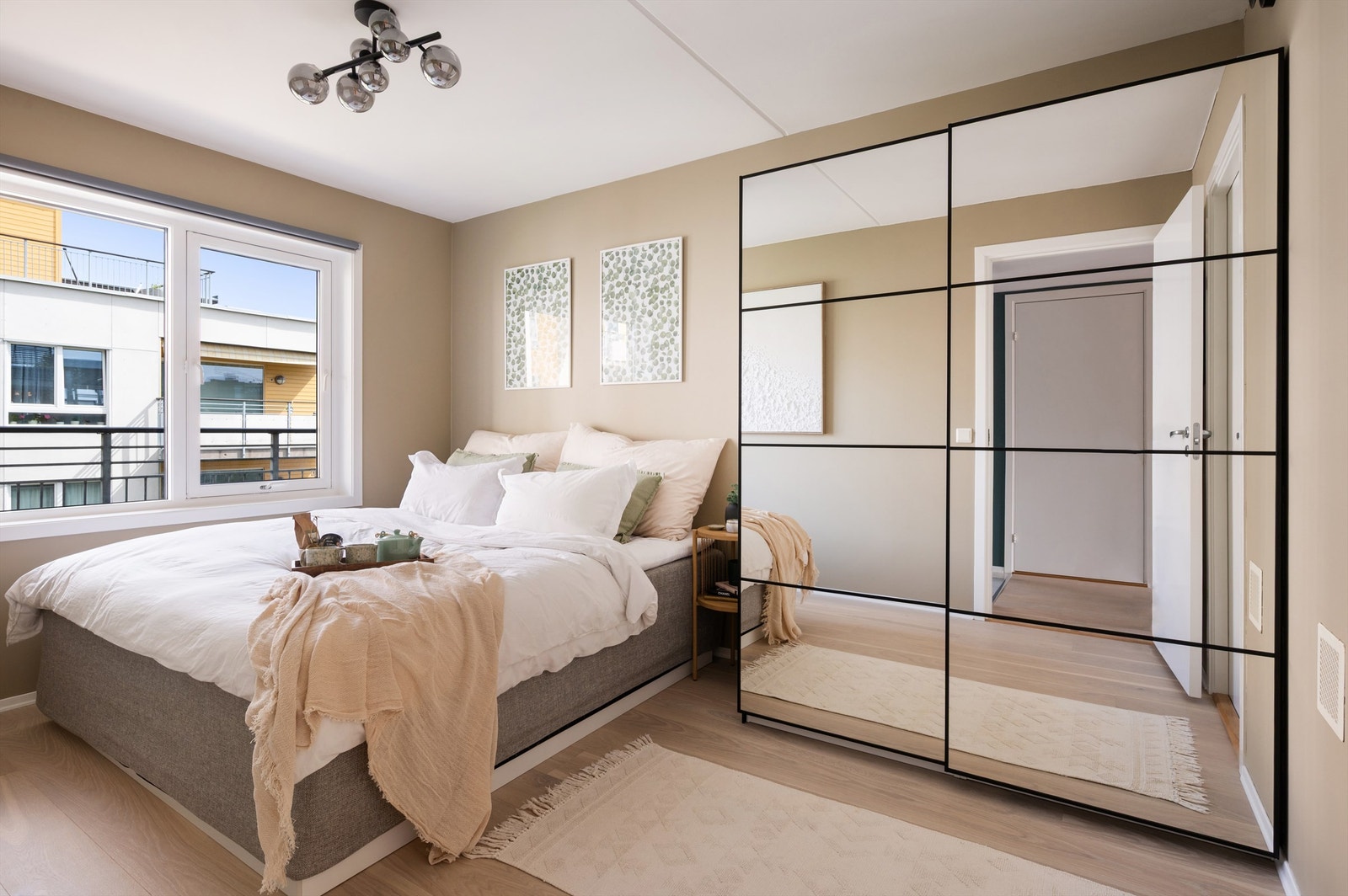 Leiligheten har to soverom av god størrelse. Rommene har adkomst fra entré og ligger fint tilbaketrukket fra stue- og kjøkkendel. Galleribilde