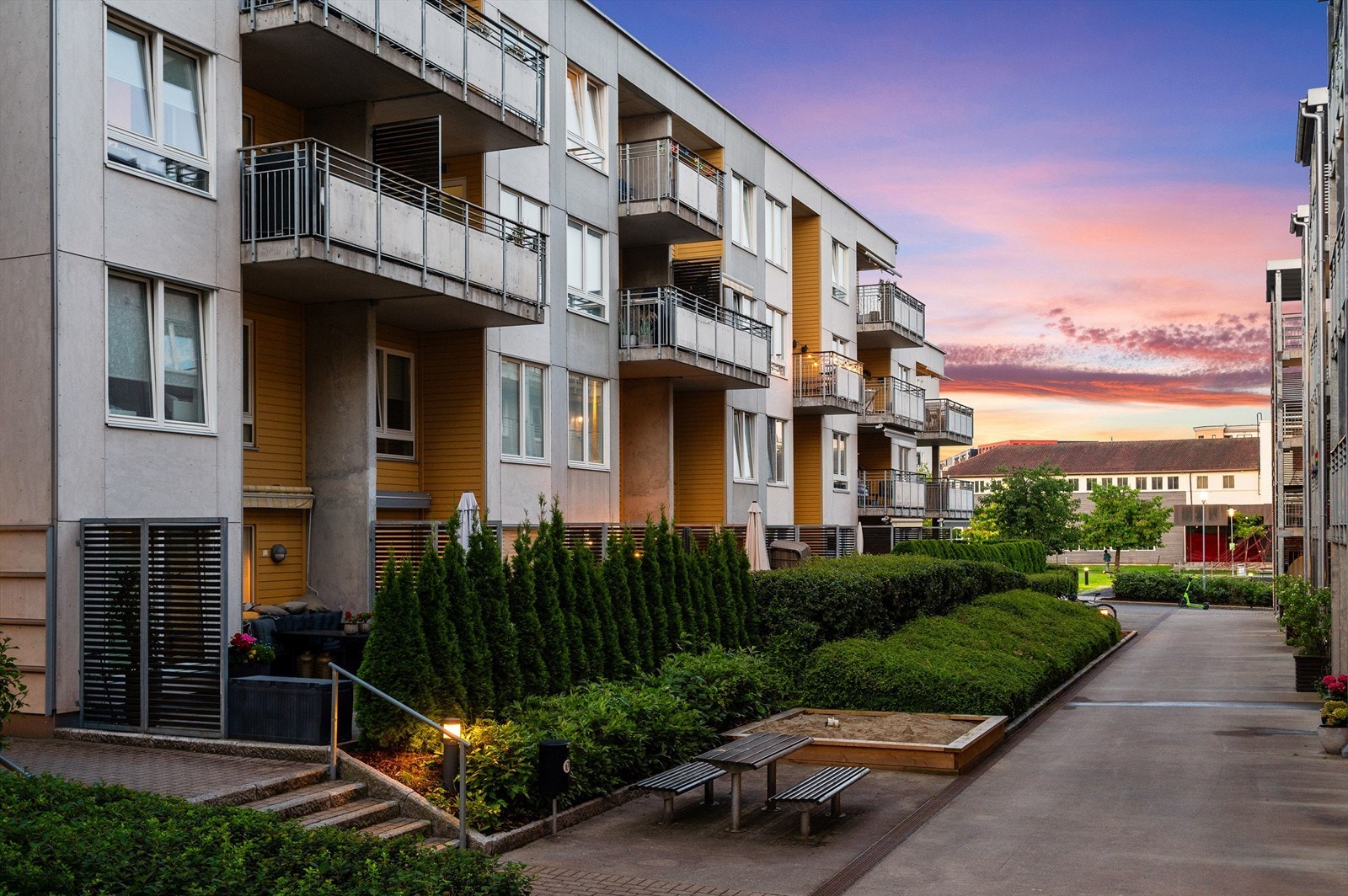 Sameiet med medlem av Løren velforening som er dyktig til å få fokus på Løren og har fått inn flere midler som bidrar til utvikling av området. I løpet av året arrangeres det flere kulturbegivenheter. Galleribilde