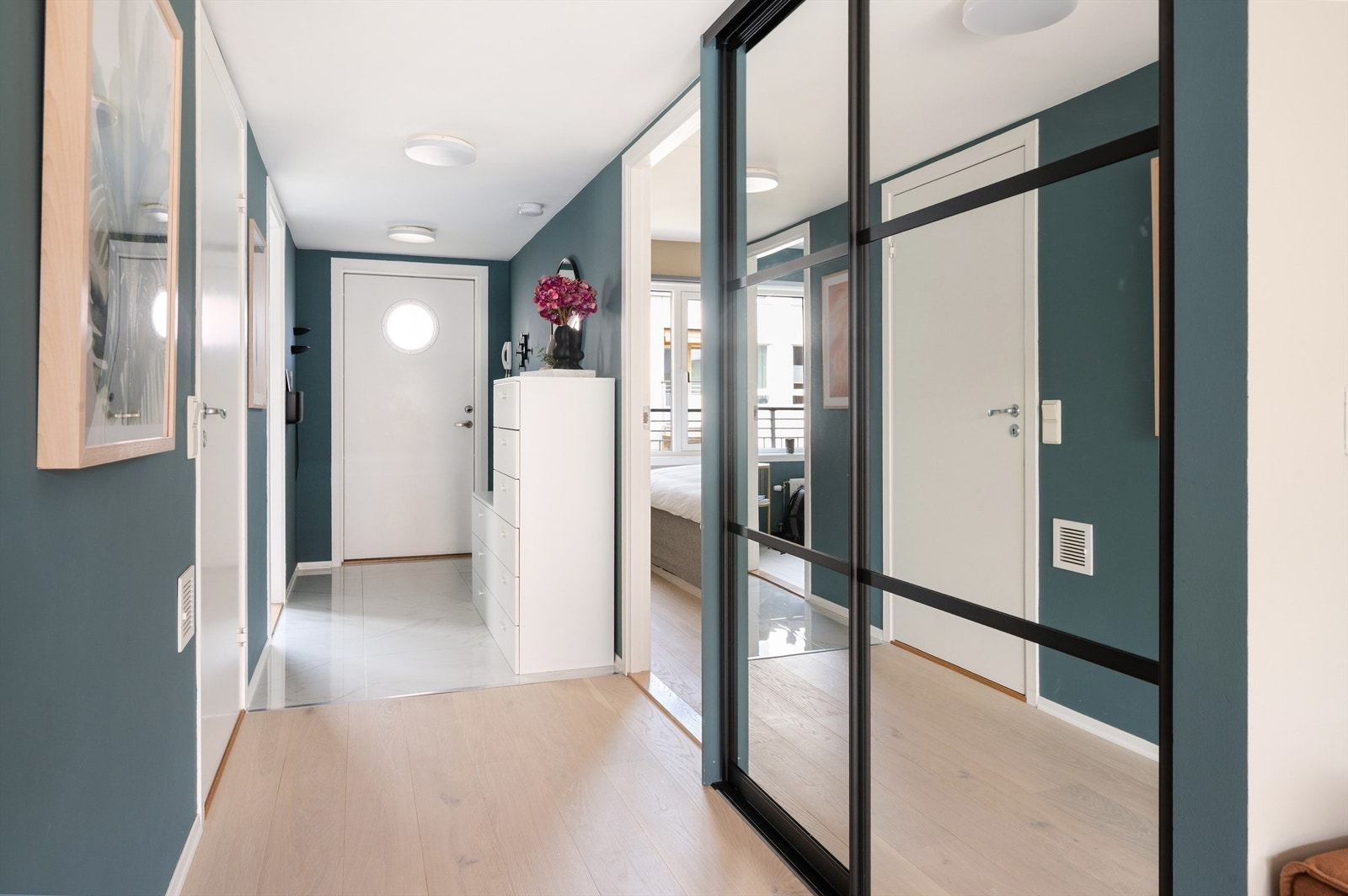 Velkommen inn! Lys og innbydende entré som er med på å gi et godt førsteinntrykk av leiligheten. Galleribilde