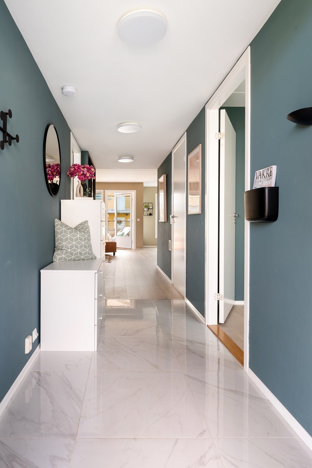 I entréen er det god plass til å henge fra seg ytterklær og sette fra seg sko i stor skyvedørsgarderobe. Galleribilde