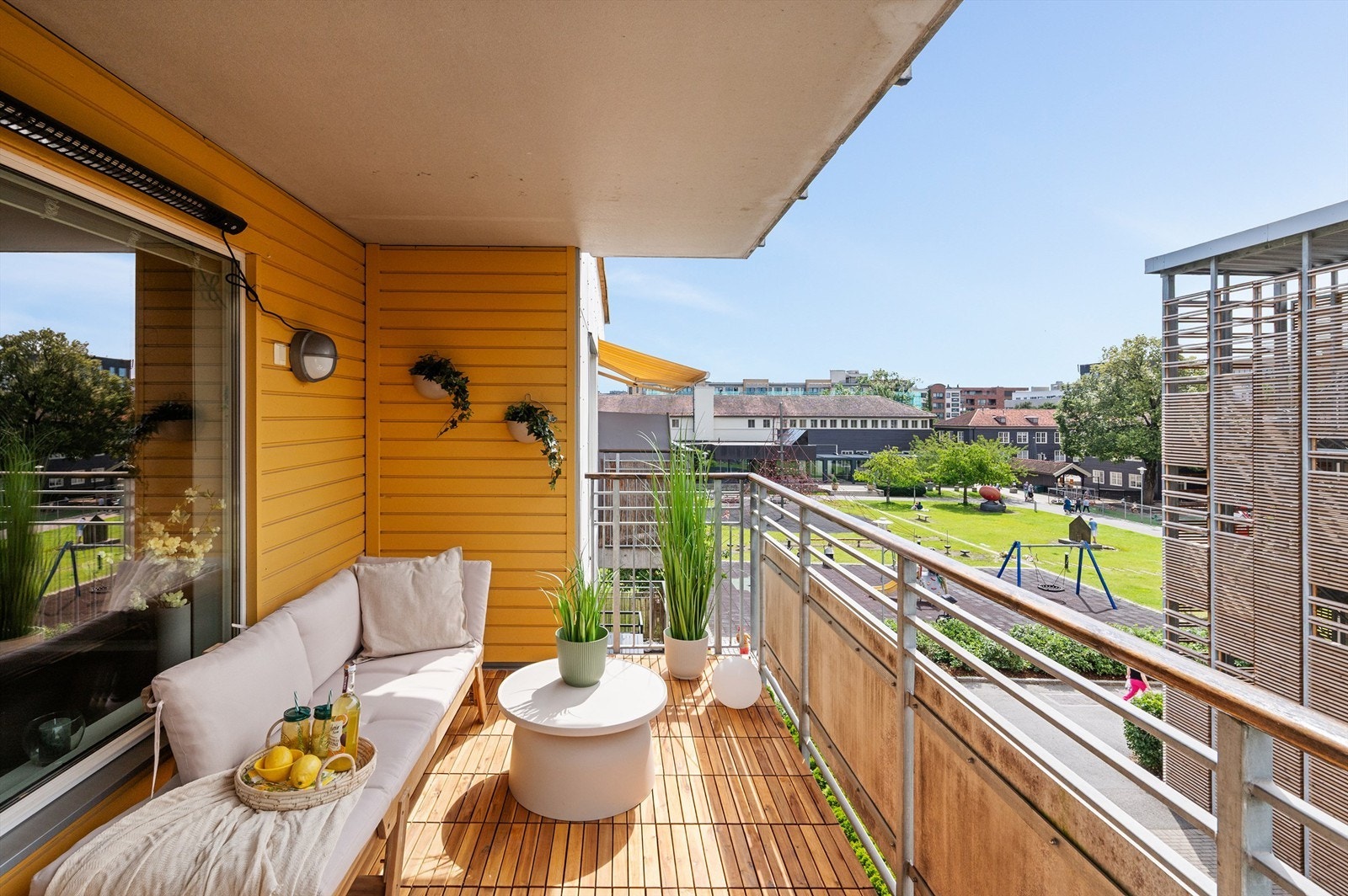 Flott, sydvestvendt balkong oppmålt til ca. 9 kvm. Galleribilde