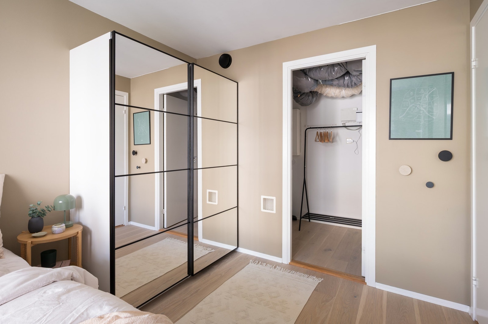 Hovedsoverommet har også tilgang til praktisk bod. Galleribilde