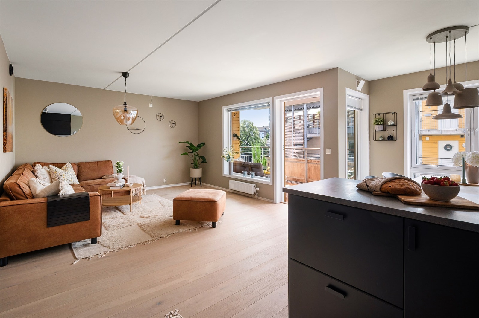 Leiligheten har en god intern beliggenhet i byggets 3. etasje samt en praktisk, funksjonell og gjennomgående planløsning. Galleribilde