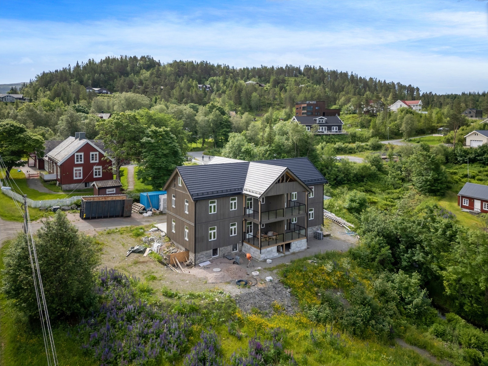 Eiendommen har en attraktiv og sentral beliggenhet i idylliske Råkvåg, med gangavstand til servicetilbud, turmuligheter og fjorden, med flere fine badeplasser og rekreasjonsmuligheter. Galleribilde