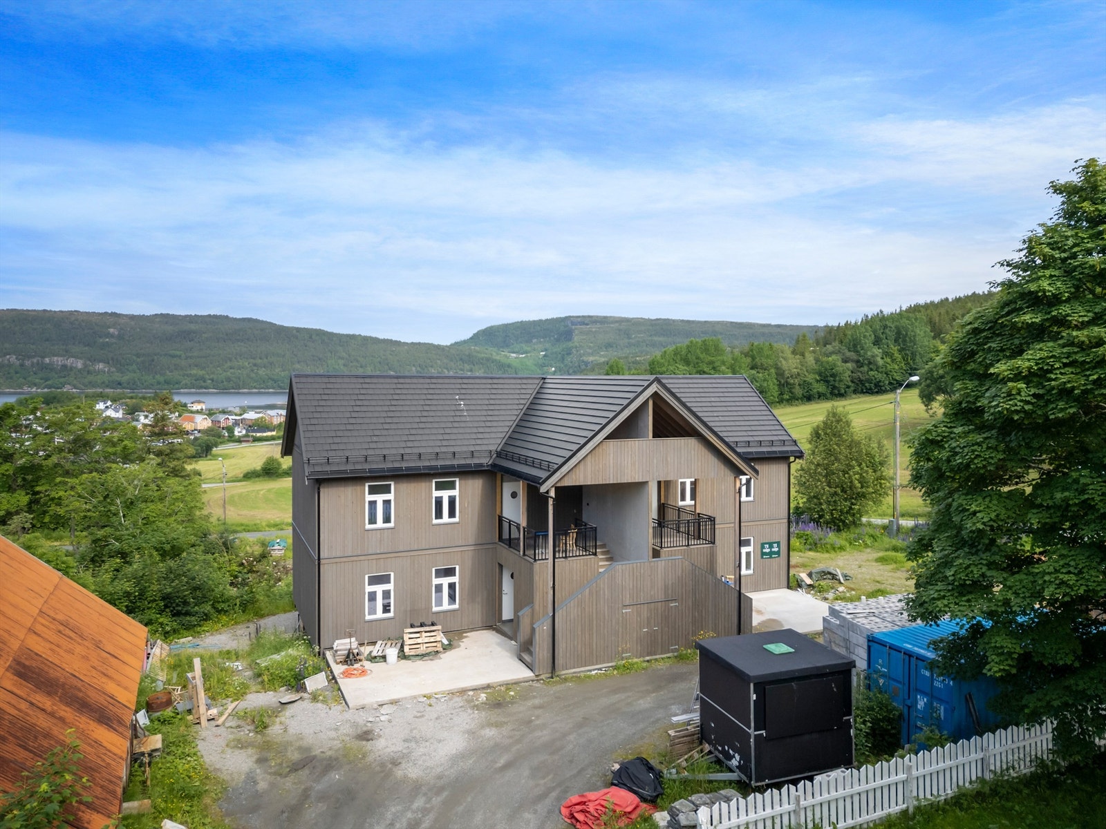Området er stille og rolig, omkranset av naturskjønne omgivelser og et vakkert fjordlandskap. Råkvåg regnes som en av Norges best bevarte kystperler, et levende og sjarmerende tettsted med rik historie, hyggelig atmosfære og et pulserende sommerliv. Galleribilde