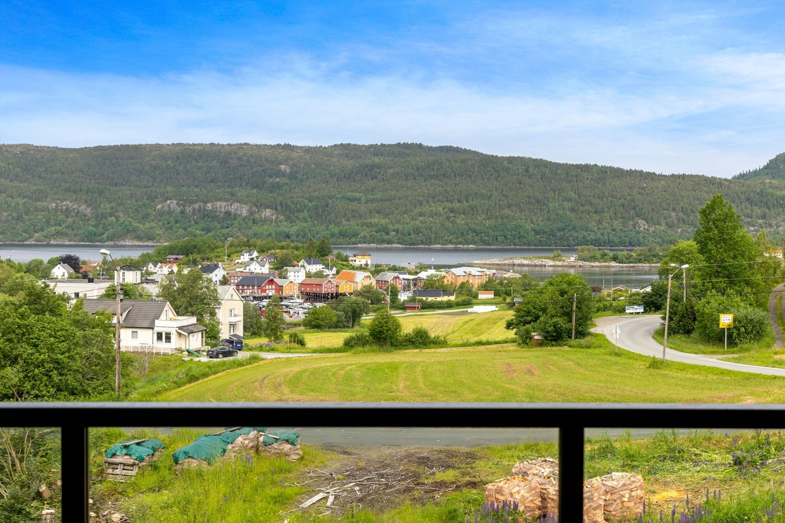 Omtrent 10-15 minutters gange fra boligen finner du Marthabrygga, Landnota Bar og Spiseri samt Råkvåg Gjestgiveri - tre populære steder med matservering. Salteriet har i tillegg en liten museumsutstilling og utsalg av interiør- og livsstilsprodukter. Galleribilde