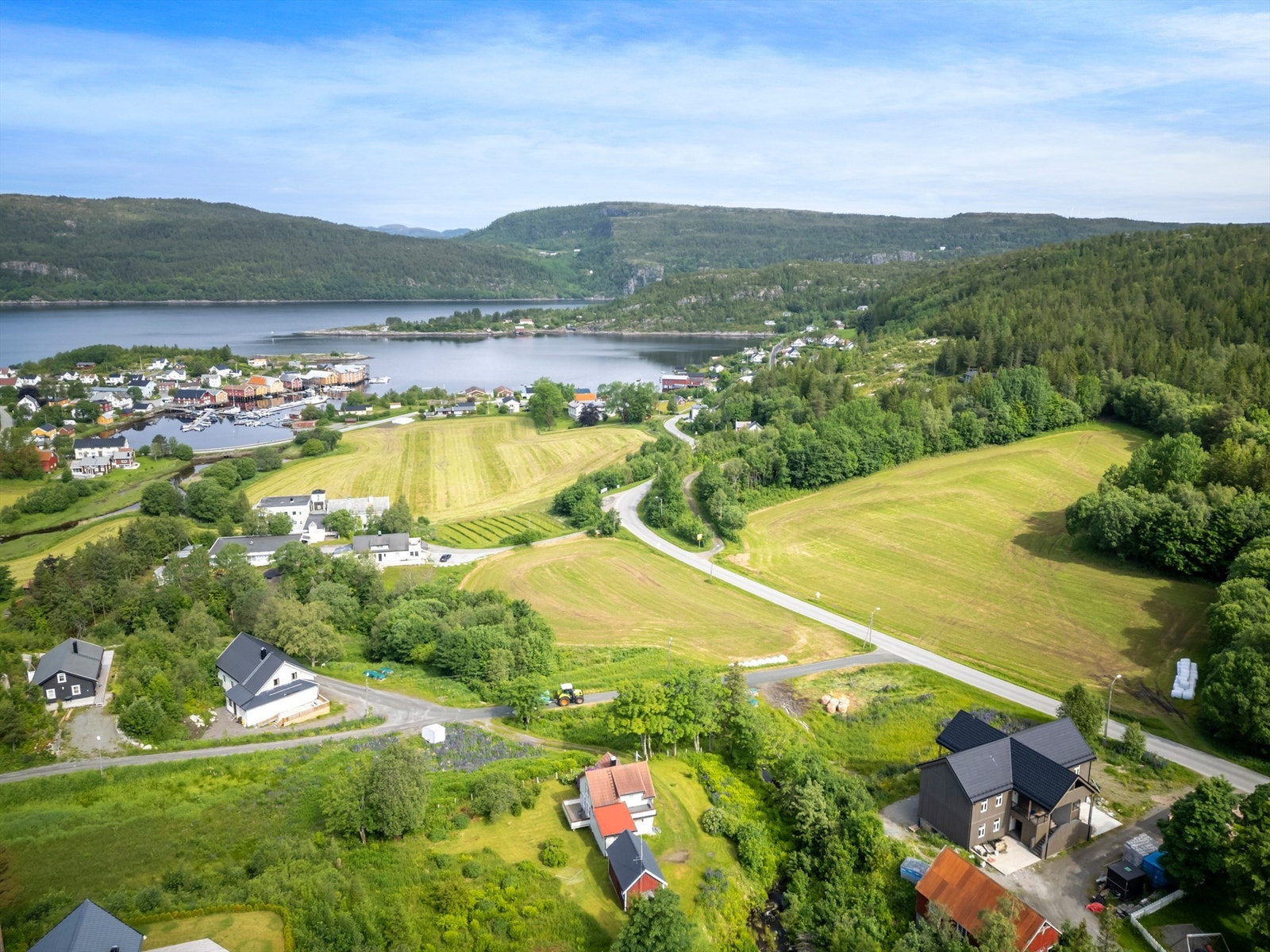 Nærmeste skole er Mælan skole (1-10. trinn). Åfjord og Fosen videregående skoler når du også innen ca. 30 minutter med bil. Fagerbakken barnehage ligger kun et steinkast unna, og mathandelen kan du ta på Coop Marked Råkvåg, kun 12 minutters gange unna. Galleribilde