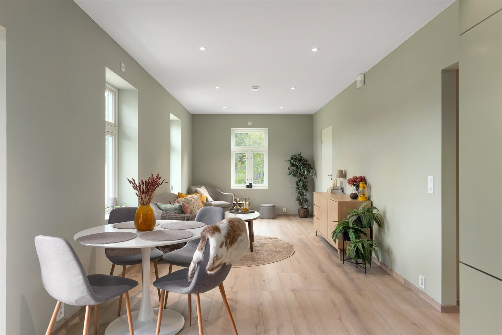 Stue- og kjøkkenarealet måler til sammen romslige 29 kvm og har god plass til både spisegruppe og sofagruppe med tilhørende TV-møblement. Leiligheten er gjennomgående lys og luftig med utstrakte vindusflater som sikrer rikelig med naturlig dagslys. Galleribilde