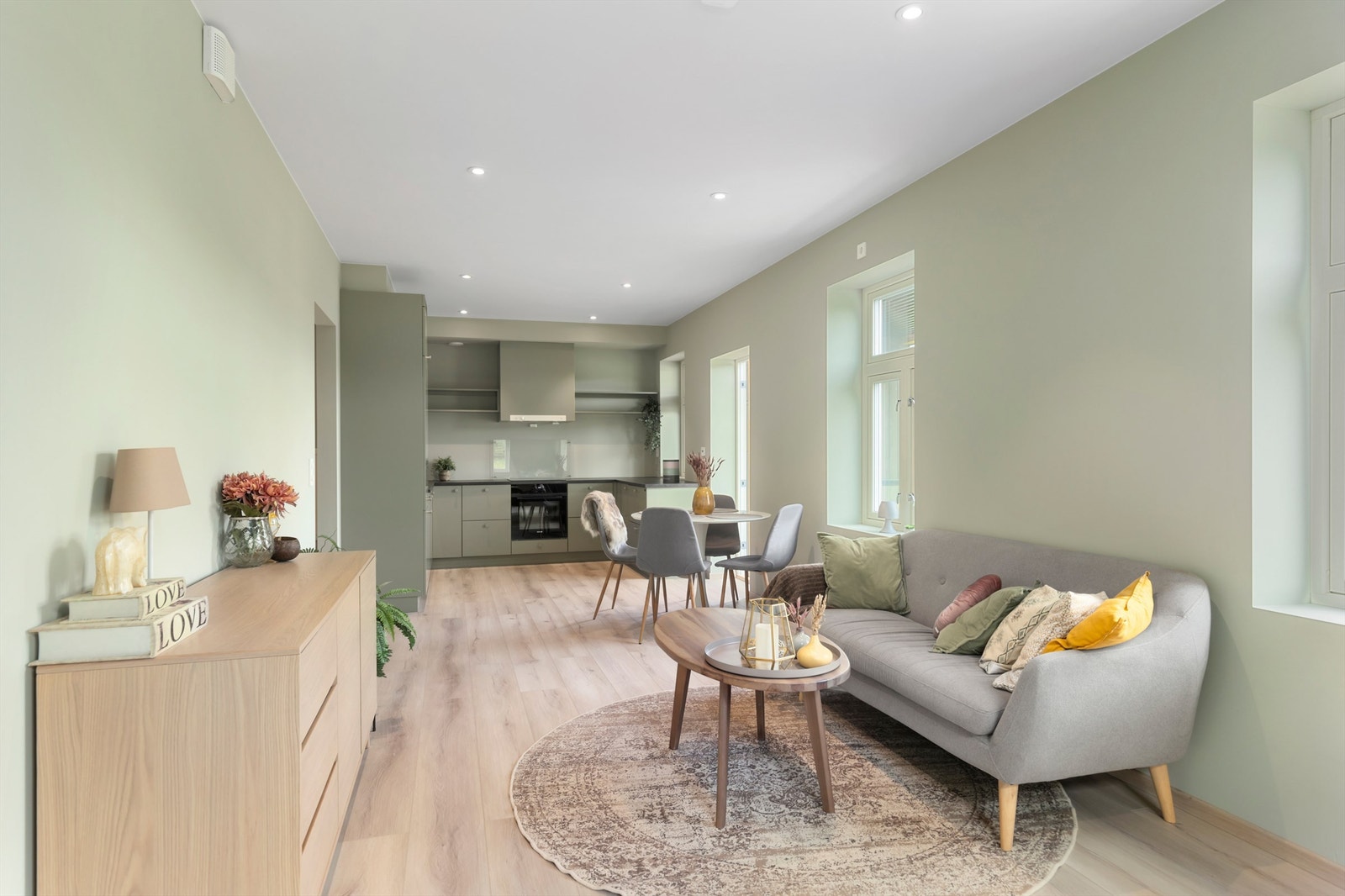 Leiligheten har vannbåren varme og balansert ventilasjon. Utstrakt bruk av downlights i himling gir godt arbeidslys. Galleribilde