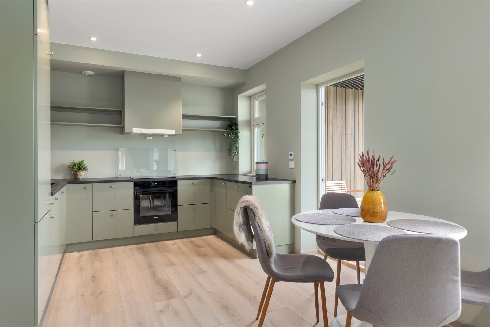 Videre er kjøkkenet utstyrt med hvitevarer og har rikelig med skap- og benkeplass. Galleribilde