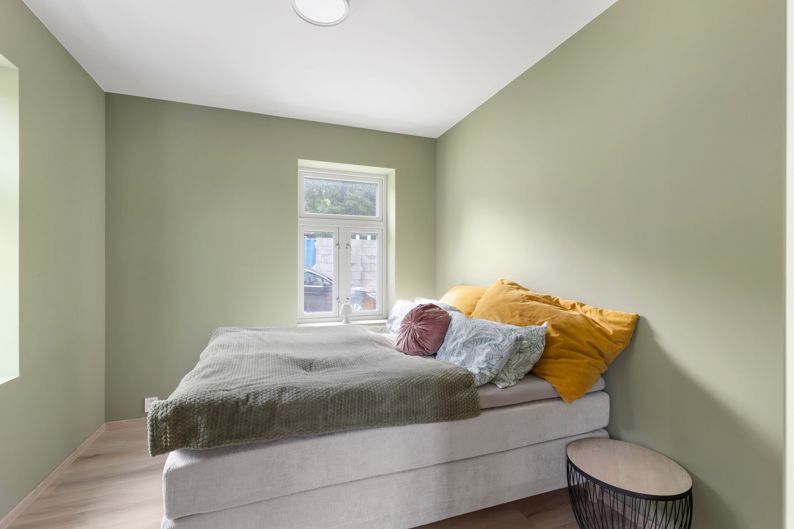 Et av to soverom på 9 kvm. Rommet har god plass til dobbeltseng av ønsket størrelse, nattbord og garderobeskap. Galleribilde