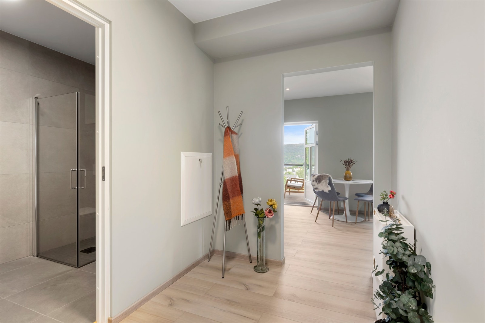 Romslig gangareal med god plass til oppbevaring av yttertøy og sko. I tillegg disponerer leiligheten en bod i felles kjeller med ytterligere oppbevaringsmuligheter. Galleribilde