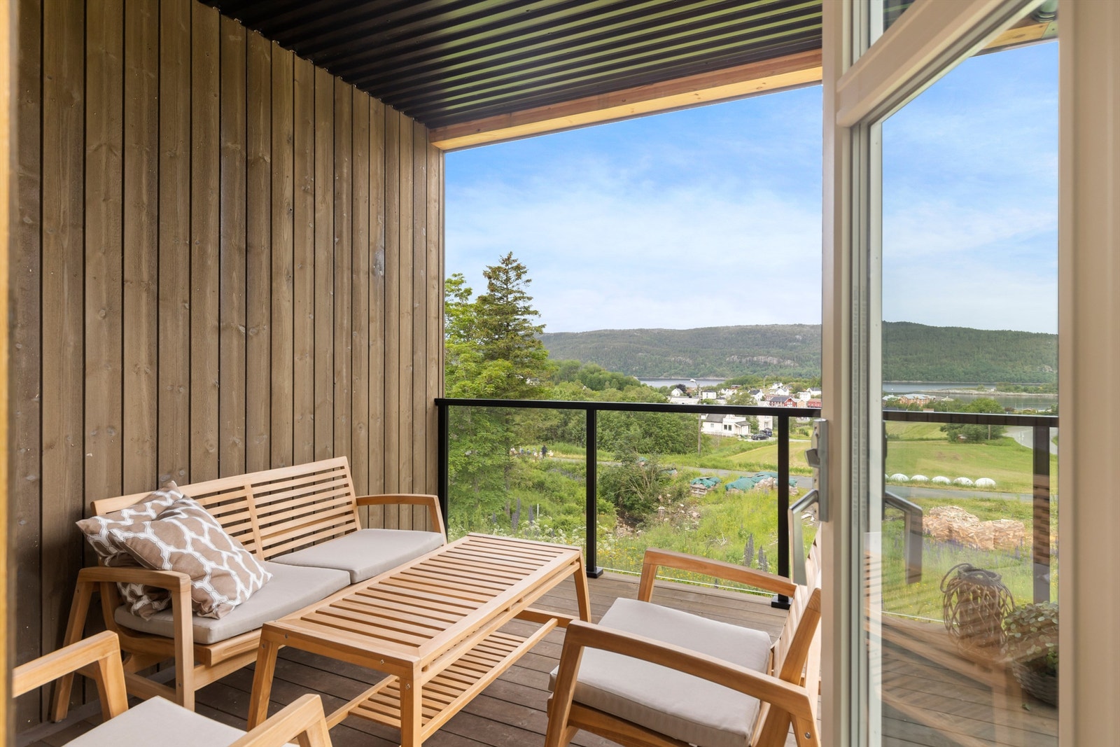 Fra stuen har man direkte utgang til en solfylt og overbygd balkong på 10 kvm med gode møbleringsmuligheter og nydelig utsikt mot Bryggerekka og fjorden. Balkongen vil på sommerstid oppleves som en fin forlengelse av stuen. Galleribilde