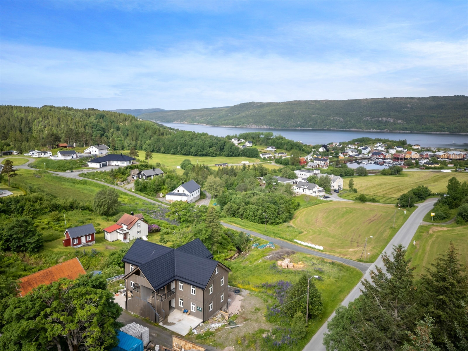 For et bredere utvalg servicetilbud ligger Botngård ca. 30 minutter unna med bil. Her finner du blant annet apotek, vinmonopol, spisesteder, flere dagligvarebutikker og frisør. Ønsker man tilgang til et større bysentrum, ligger Trondheim ca. 70 km unna. Galleribilde