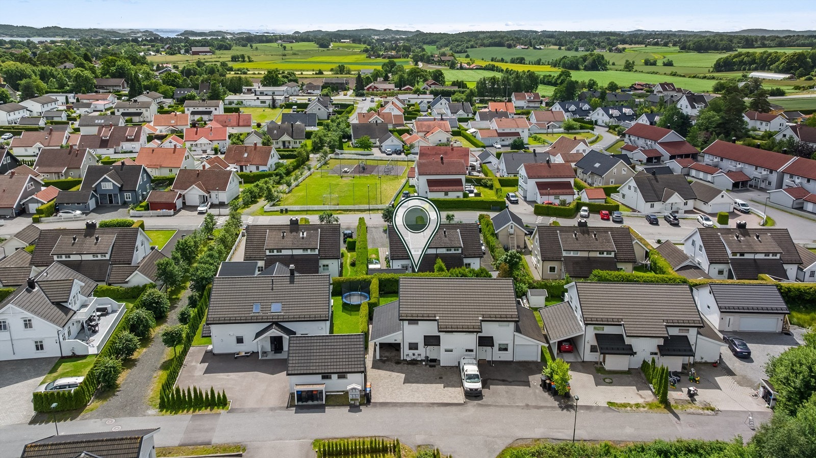 Flott enebolig beliggende i enden av en rolig blindgate - perfekt for barnefamilier. Galleribilde