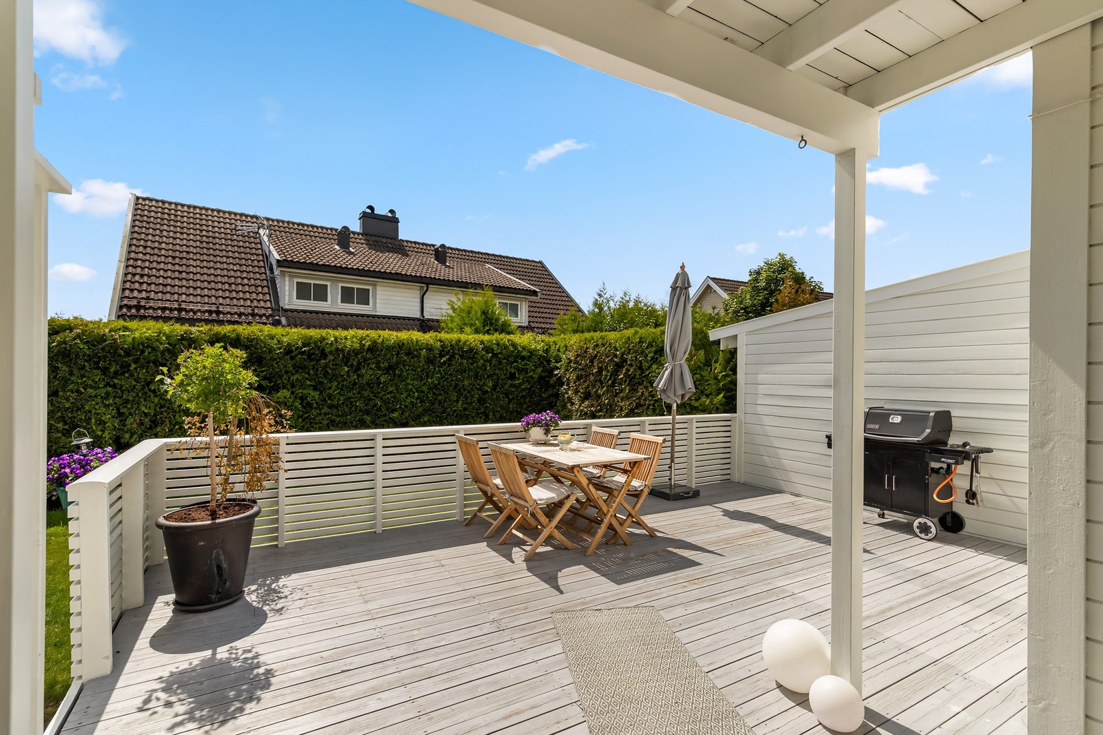 Romslig terrasse med solrik beliggenhet - vendt mot sørvest for optimale solforhold. Galleribilde