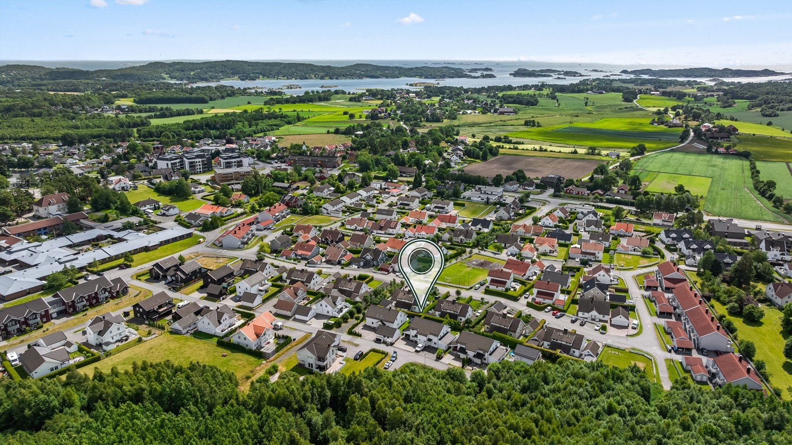 Beliggende i et trygt og familievennlig nabolag med kort vei til butikker, skole og fritidstilbud. Galleribilde