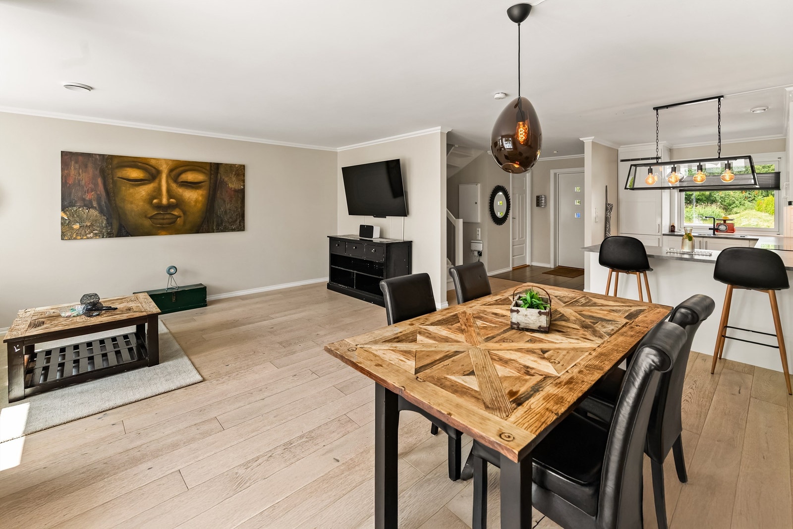Luftig stue/spisestue med god plass til stort spisebord - perfekt for sosiale sammenkomster. Galleribilde