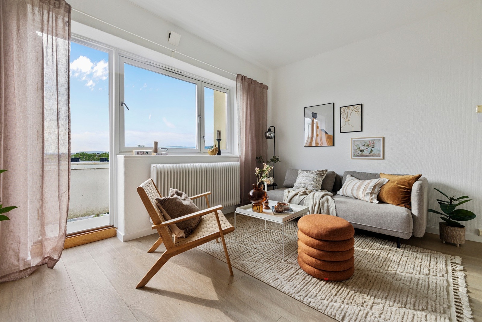 Fra stuen er det utgang til balkong. Galleribilde