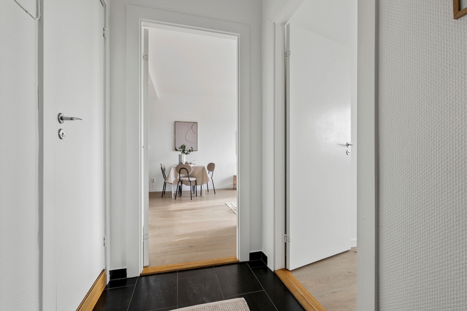 Fra entréen er det inngang til en praktisk innvendig bod. Galleribilde