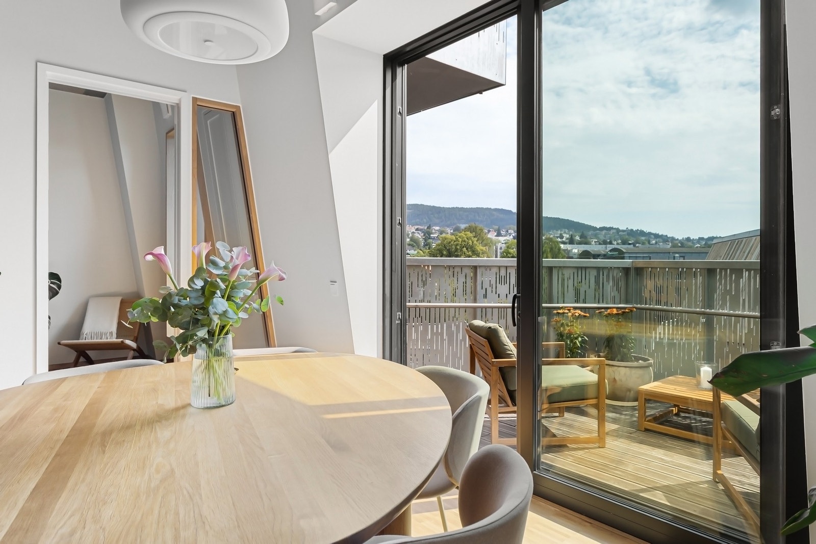 Høyt og fritt i 8. etasje med spesielt fint lysinnslipp til leiligheten fra heldekkende vindusflater. Galleribilde