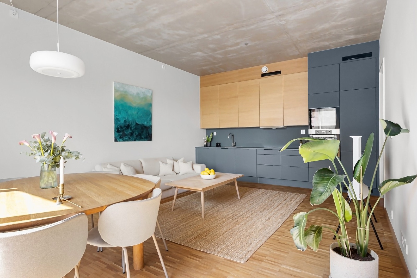 Kjøkkenet ligger i åpen og sosial løsning mot stue og spisestue. Galleribilde