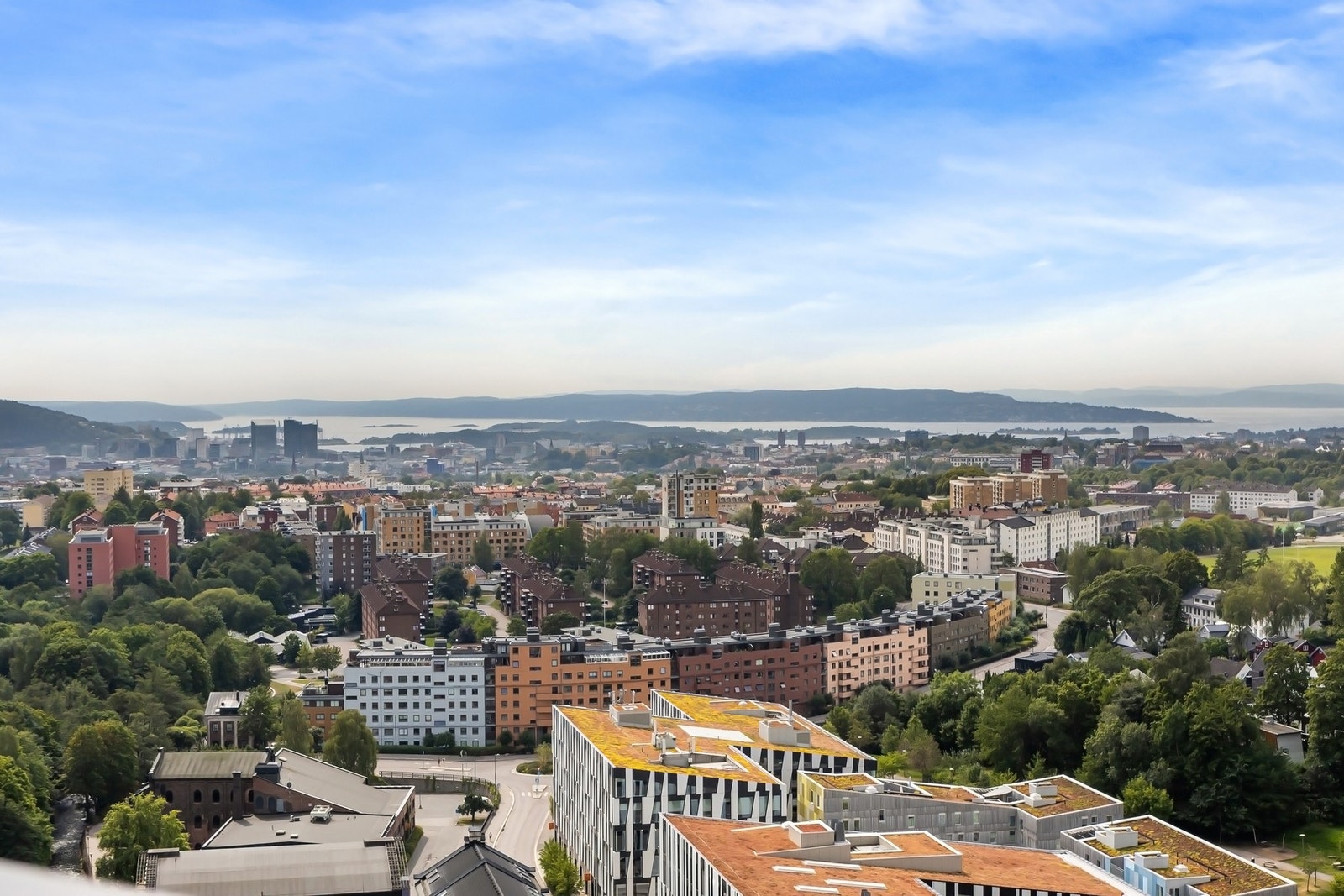 Fantastisk utsikt - her sett fra sameiets felles takterrasse. Galleribilde