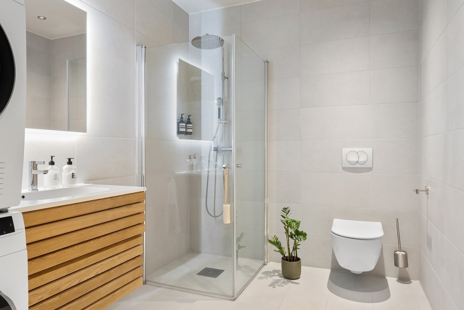 Et meget eksklusivt baderom med påkostet innredning og lekre fliser. Galleribilde