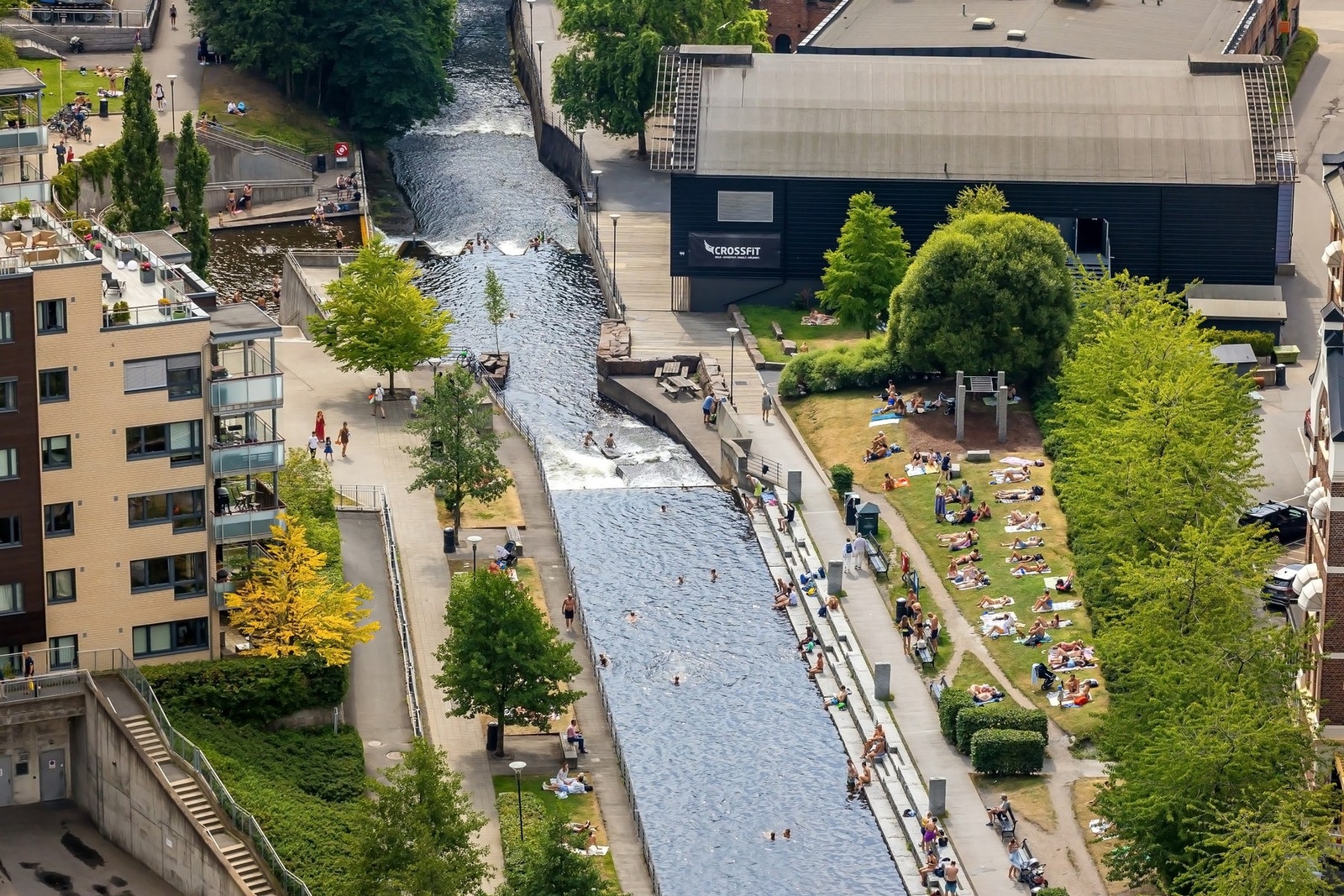Nydalselva slynger seg rolig gjennom nærområdet - perfekt for morgenturer, joggeturer eller et avkjølende bad. Galleribilde