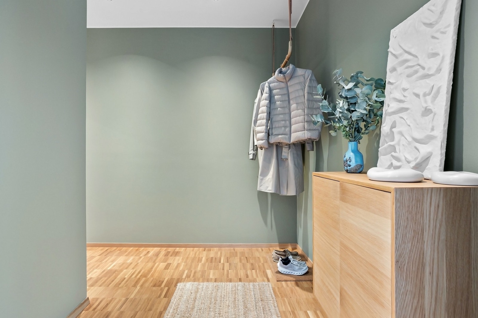 Det er god plass til kommode/garderobeskap i entréen. Galleribilde