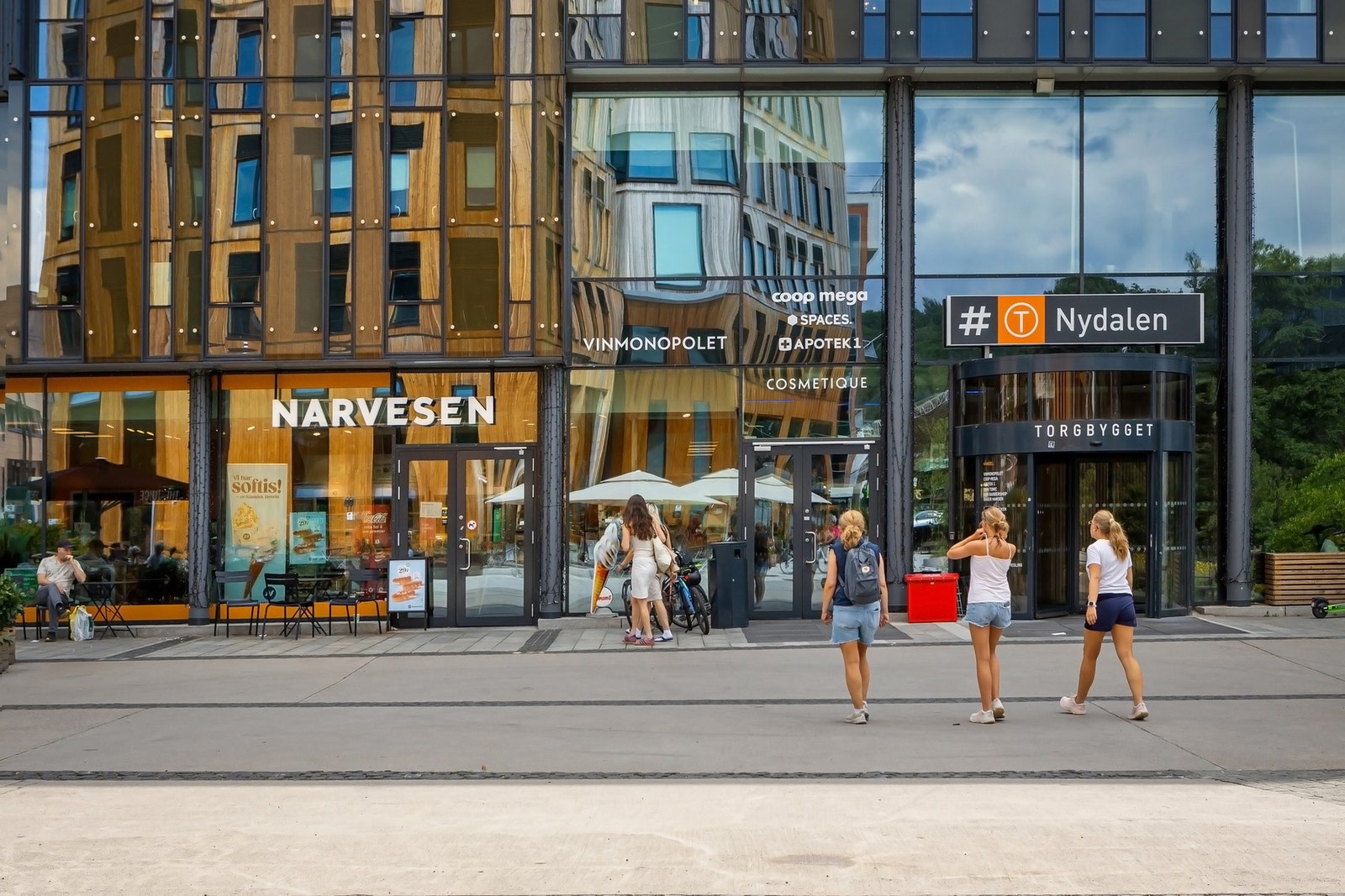 Rett ved BI, treningssentre og T-banestasjon med hyppige avganger. Galleribilde